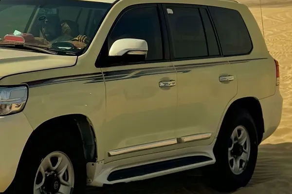 Toyota Land Cruiser VXR, side and wheel detail