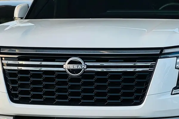 Nissan Patrol Platinum, front detail